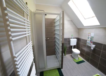 Praktikus fürdőszoba - Fónagy Apartmanok és Grill Műhely