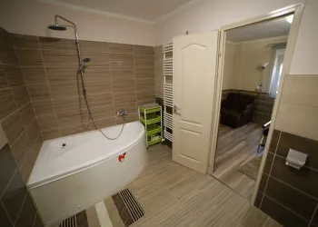Sarokkádas fürdőszoba - Fónagy Apartmanok és Grill Műhely