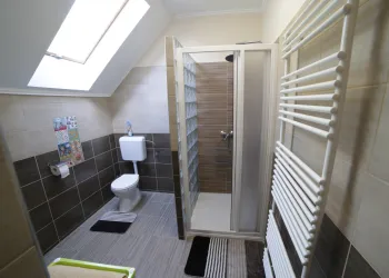 Zuhanyzós fürdőszoba - Fónagy Apartmanok és Grill Műhely
